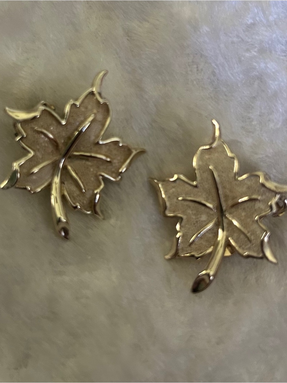 🍀VTG Emmons Enamel Gold Leaf Clip On Earrings